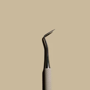 Close-up of the Permalift right-handed 3D Isolator with built-in Y-comb, designed for lash lift treatments, showcasing its innovative design for precise separation