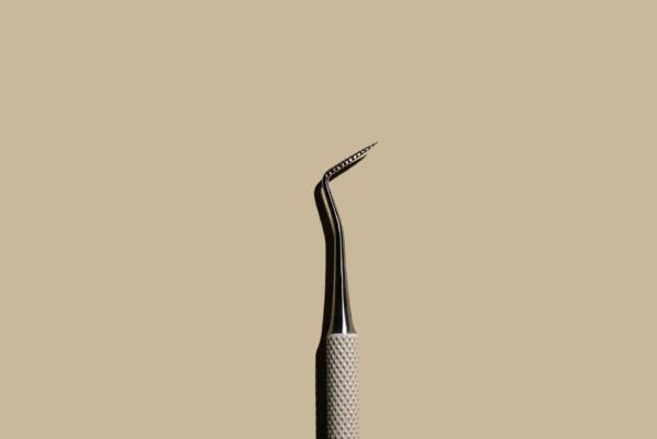 Close-up of the Permalift right-handed 3D Isolator with built-in Y-comb, designed for lash lift treatments, showcasing its innovative design for precise separation